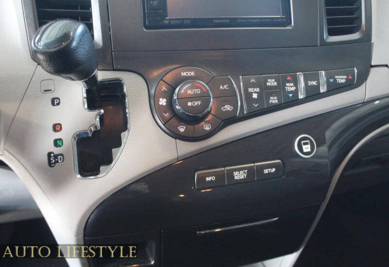 2013 Toyota Sienna SE 8-Passenger