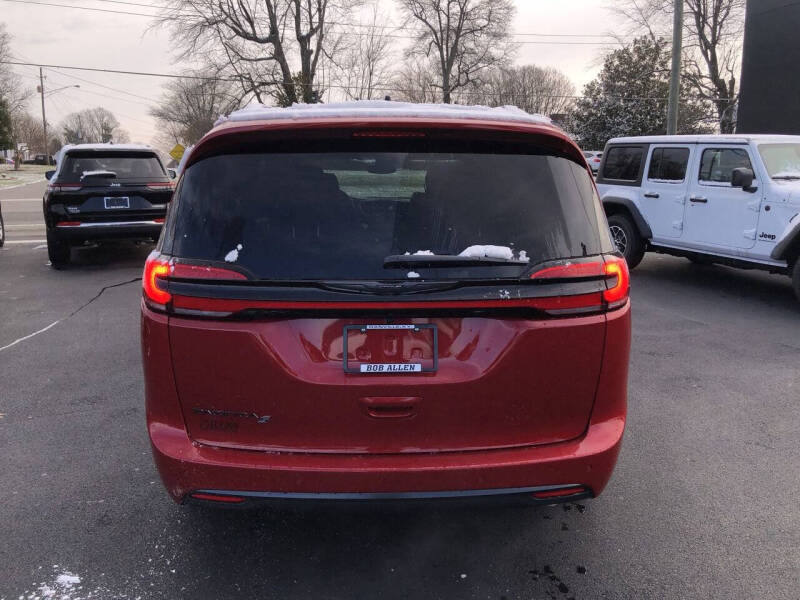 2026 Chrysler Pacifica Select