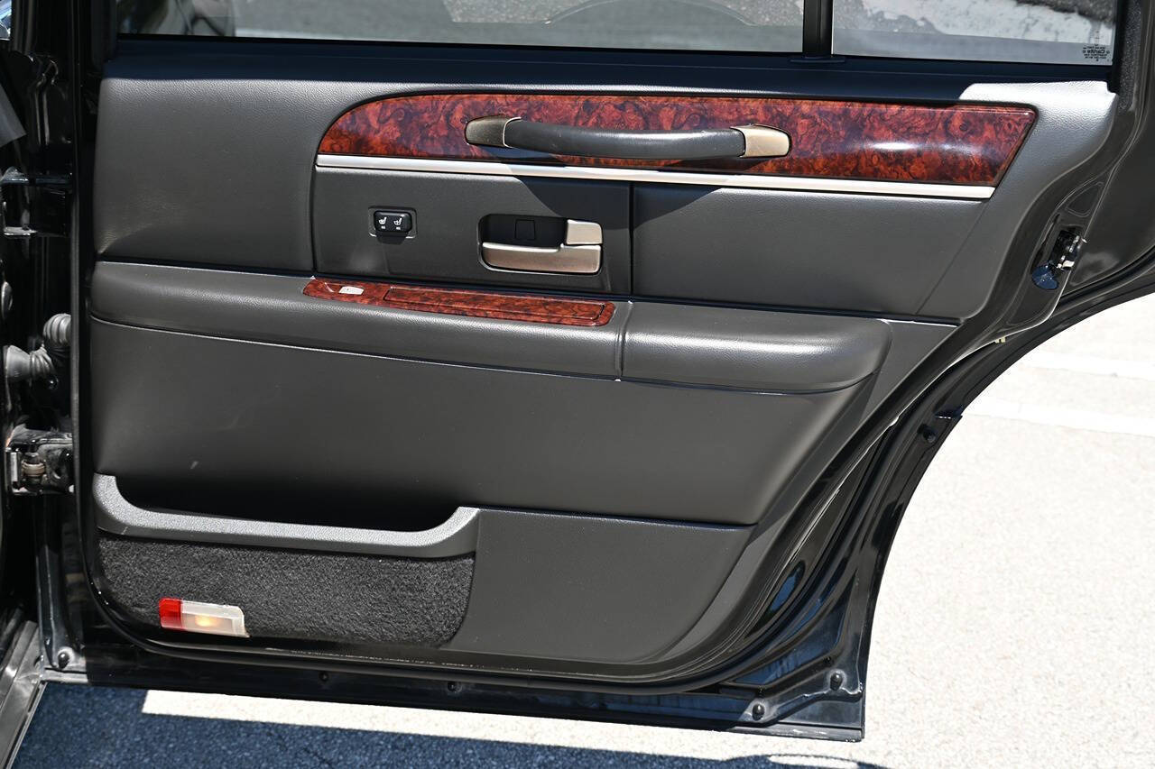 2011 Lincoln Town Car 17