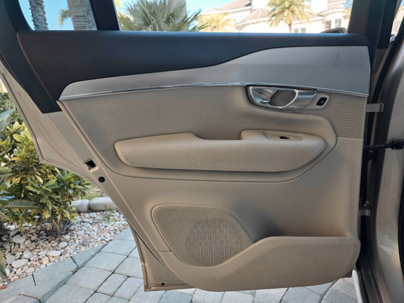 2016 Volvo XC90 T8 eAWD Momentum