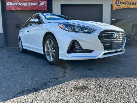 2018 Hyundai Sonata for sale at CHAMPION CAR CENTER in Canastota NY