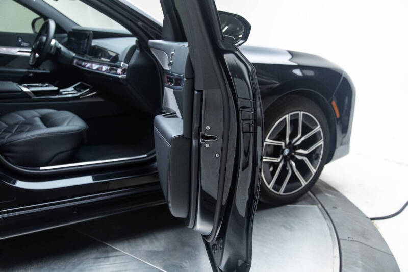 2023 BMW 7 Series 740i