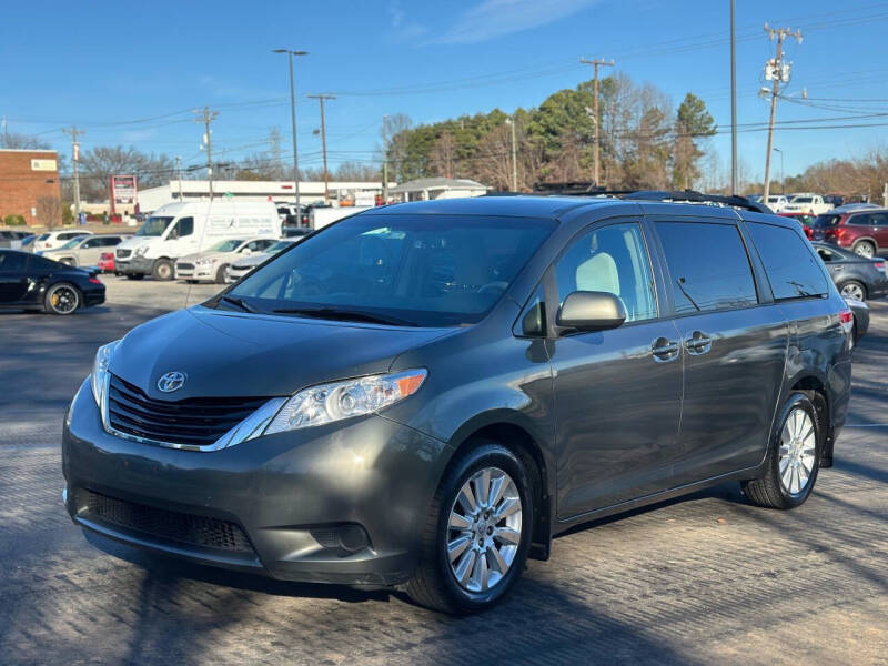 2011 Toyota Sienna LE's photo