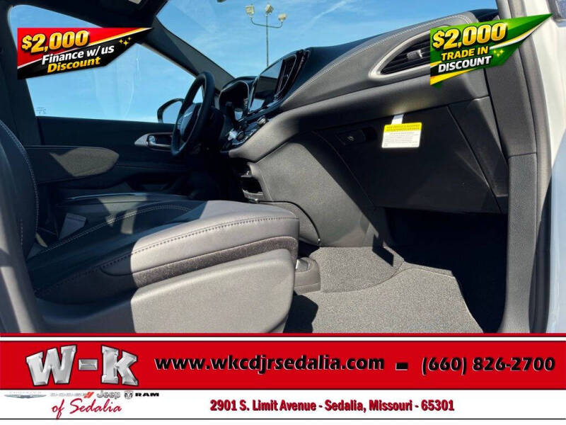 2026 Chrysler Pacifica Select