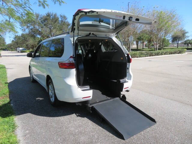 2016 Toyota Sienna LE Mobility 7-Passenger