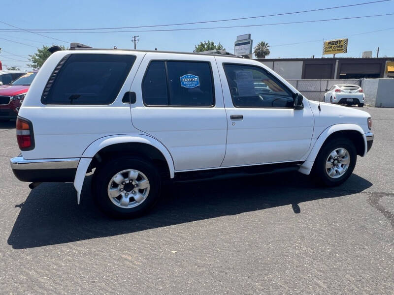 1999 Nissan Pathfinder LE photo 12