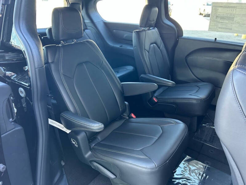 2025 Chrysler Voyager LX