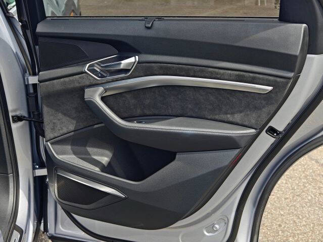 2019 Audi e-tron quattro Prestige