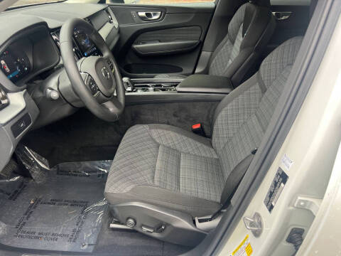 2024 Volvo XC60 B5 Core Dark Theme