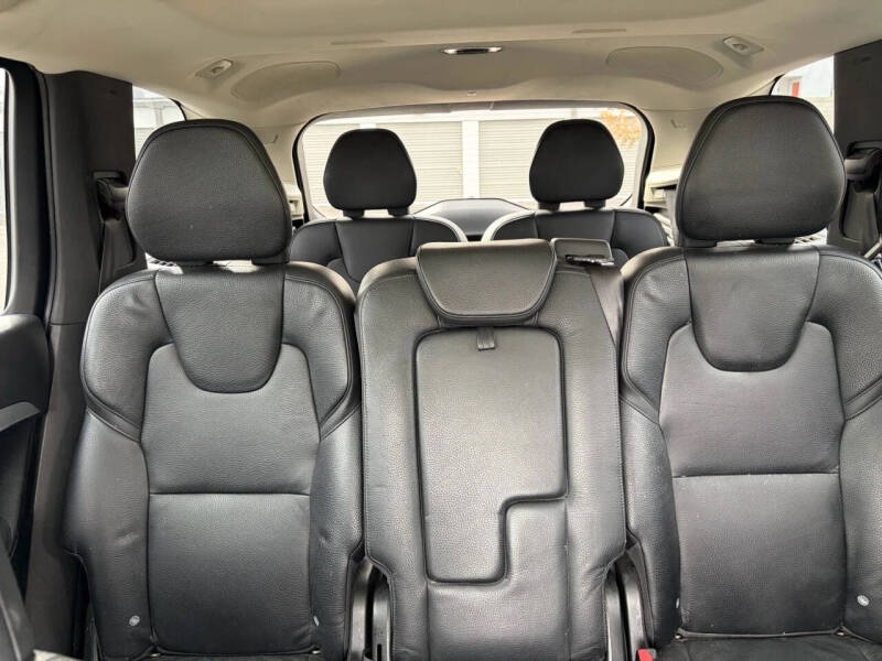 2016 Volvo XC90 T6 Momentum