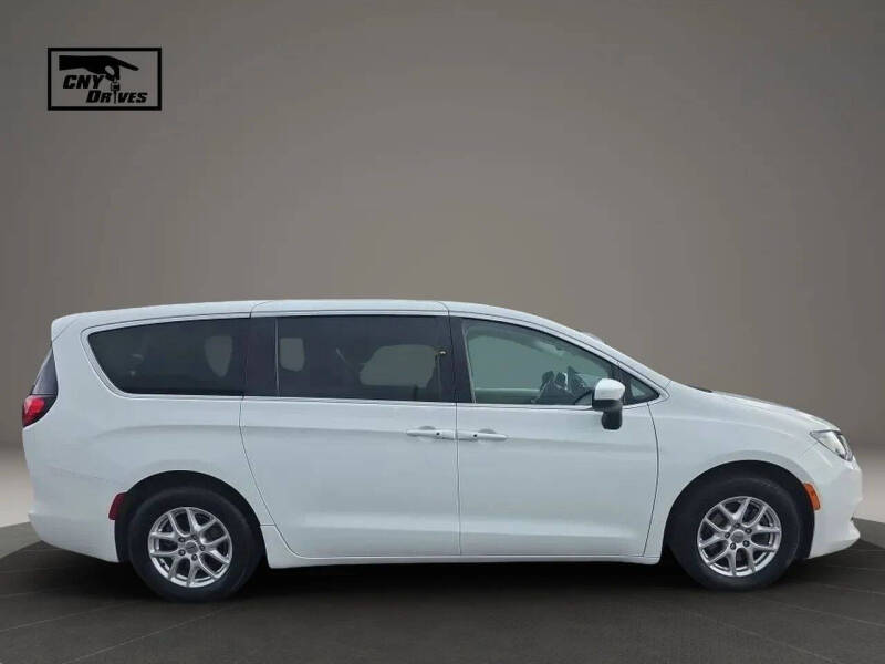 2022 Chrysler Voyager LX