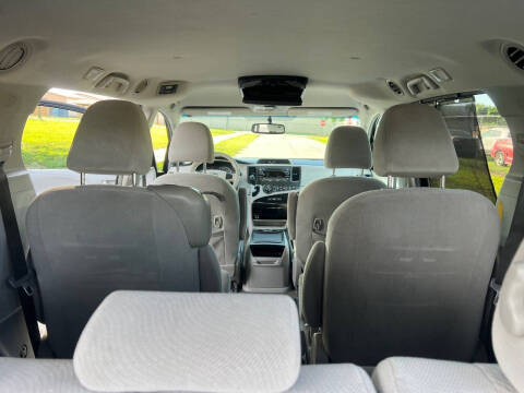 2014 Toyota Sienna LE 8-Passenger