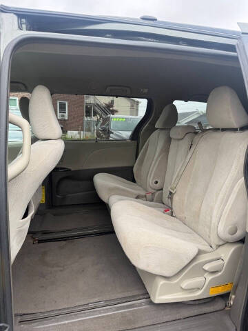 2014 Toyota Sienna LE 8-Passenger