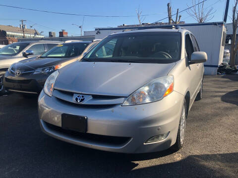 2009 Toyota Sienna for sale at OFIER AUTO SALES in Freeport NY