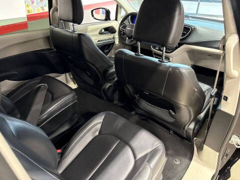 2024 Chrysler Pacifica Plug-In Hybrid Select