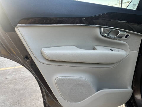 2017 Volvo XC90 T6 Momentum