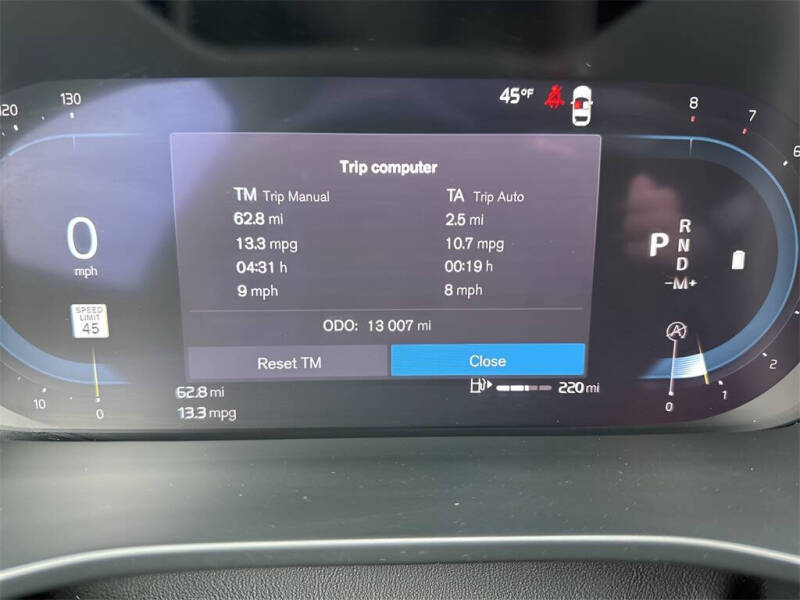 2025 Volvo XC40 B5 Plus Dark Theme