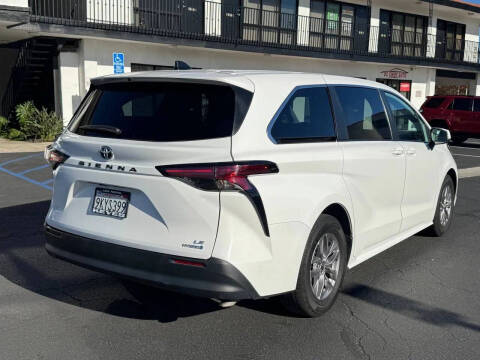 2022 Toyota Sienna LE 8-Passenger