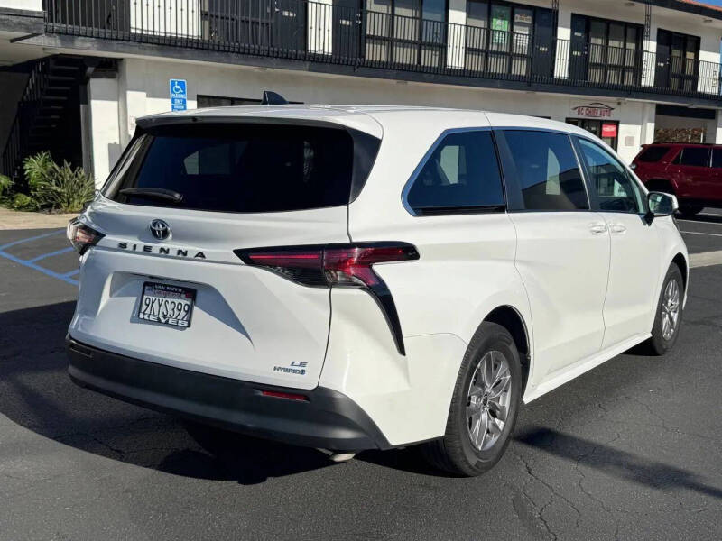 2022 Toyota Sienna LE 8-Passenger