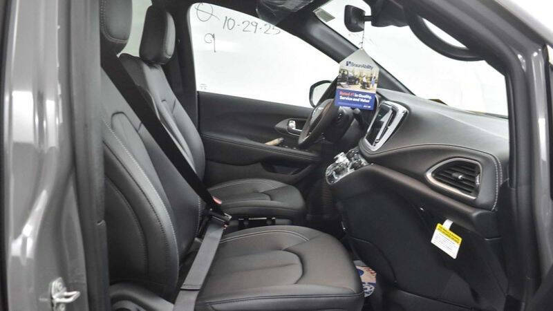 2025 Chrysler Pacifica Select