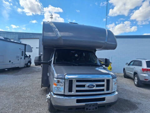 2017 Thor Motor Coach Outlaw