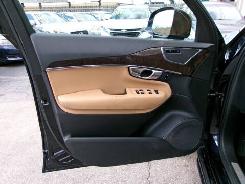 2016 Volvo XC90 T6 Momentum