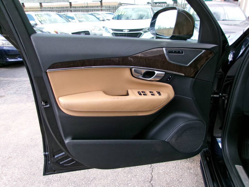 2016 Volvo XC90 T6 Momentum