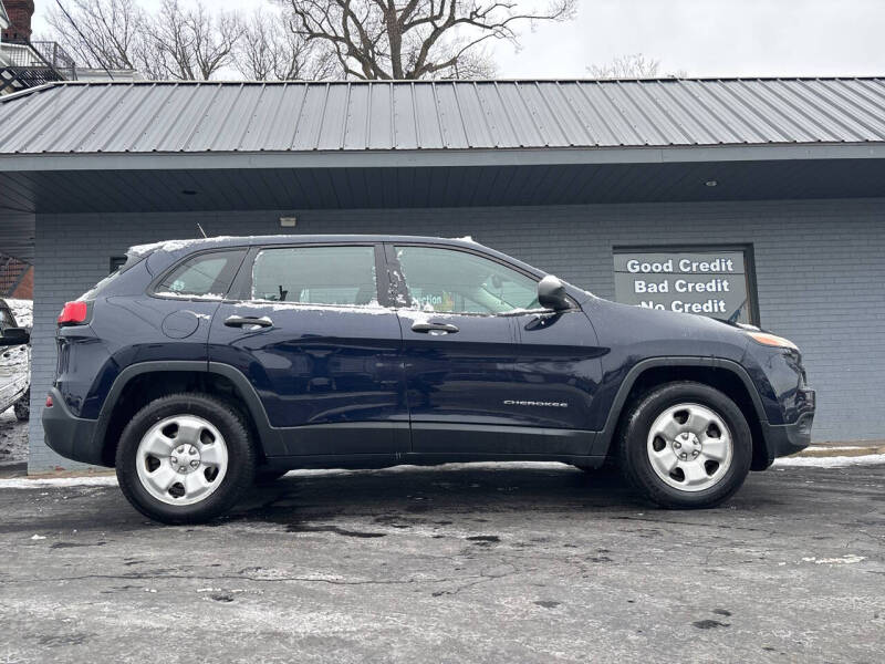 2014 Jeep Cherokee for sale at Auto Credit Connection LLC in Uniontown PA