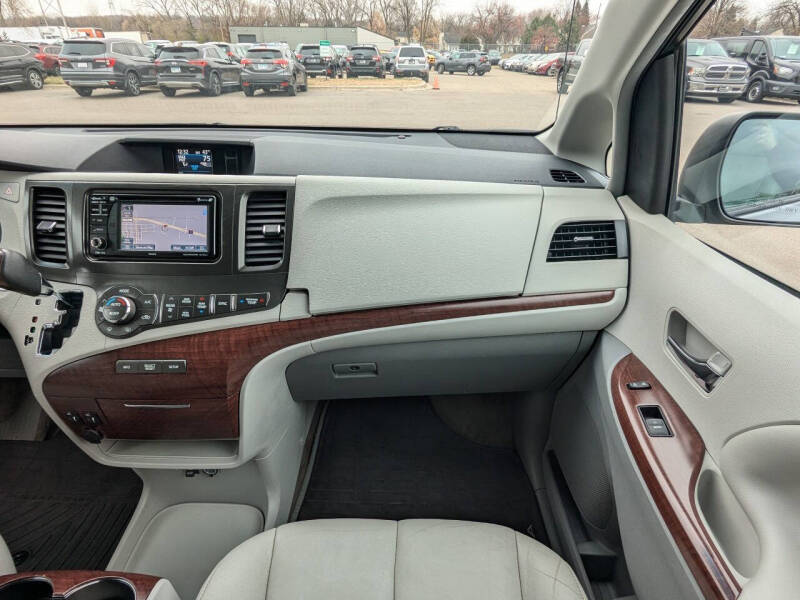 2014 Toyota Sienna XLE 7-Passenger Auto Access Seat