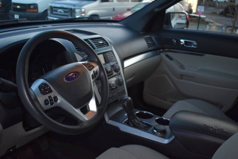 2014 Ford Explorer Base photo 15