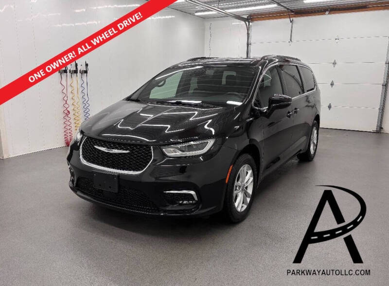 2022 Chrysler Pacifica Touring's photo