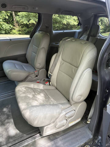 2016 Toyota Sienna XLE 7-Passenger Auto Access Seat