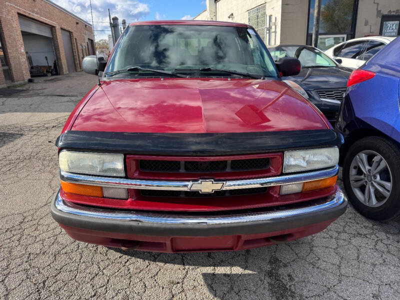 2002 Chevrolet S-10 LS photo 3