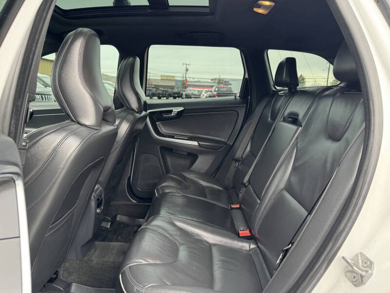 2016 Volvo XC60 T6 Drive-E R-Design Platinum