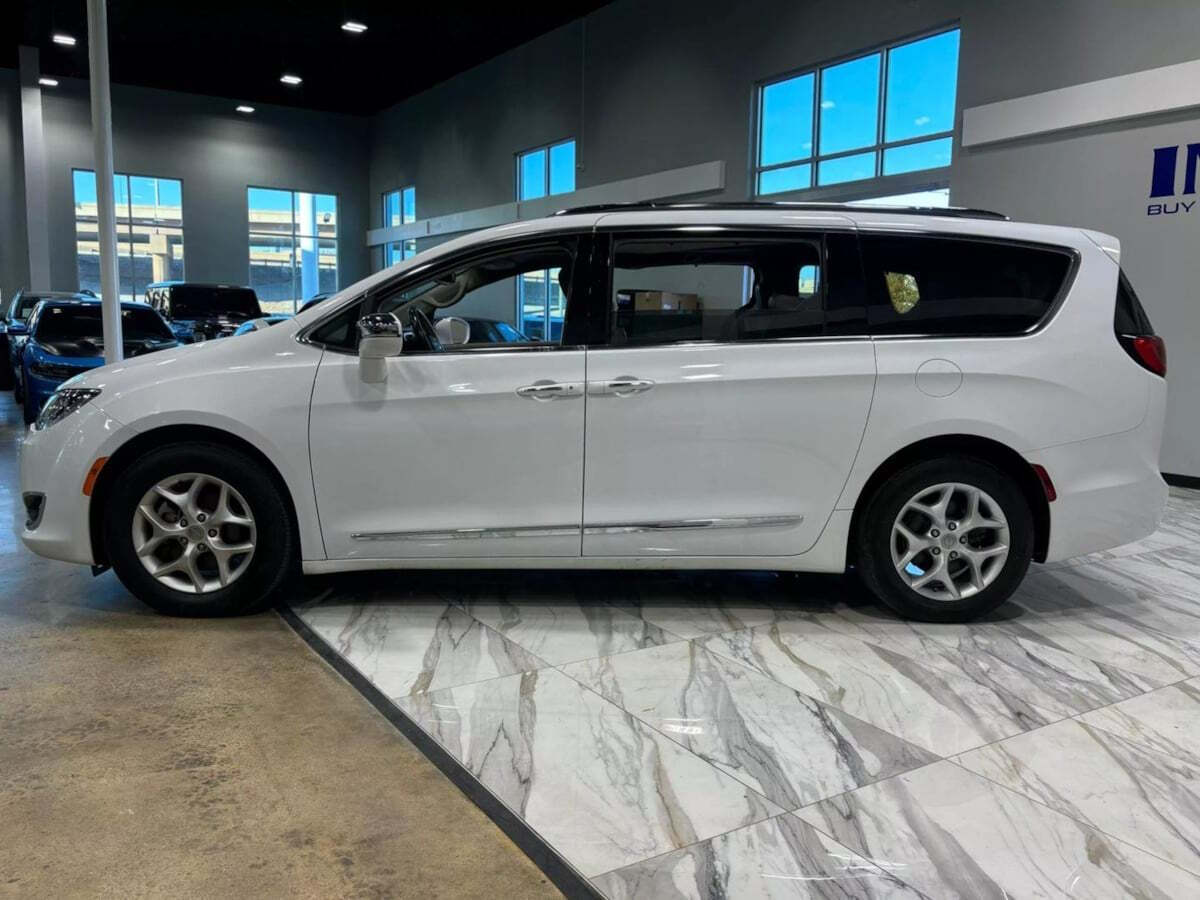 2020 Chrysler Pacifica for sale at IMD MOTORS, INC in Dallas, TX