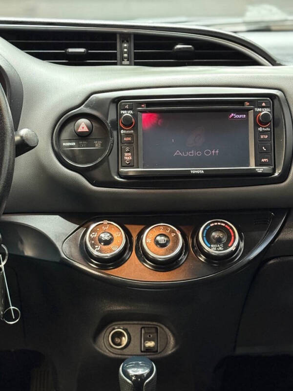 2015 Toyota Yaris 5-Door SE