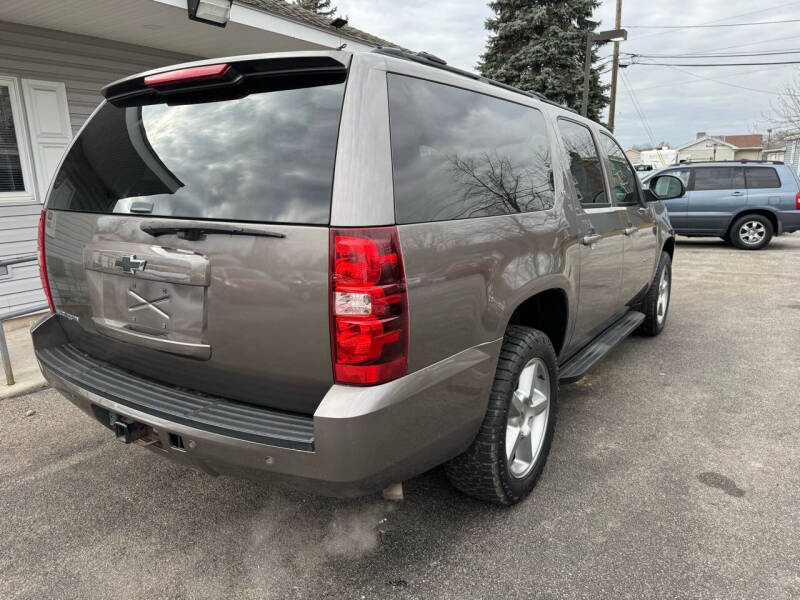 2011 Chevrolet Suburban LT photo 16