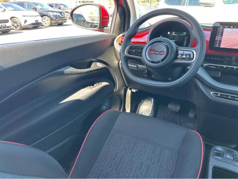 2024 FIAT 500e Inspi(RED)