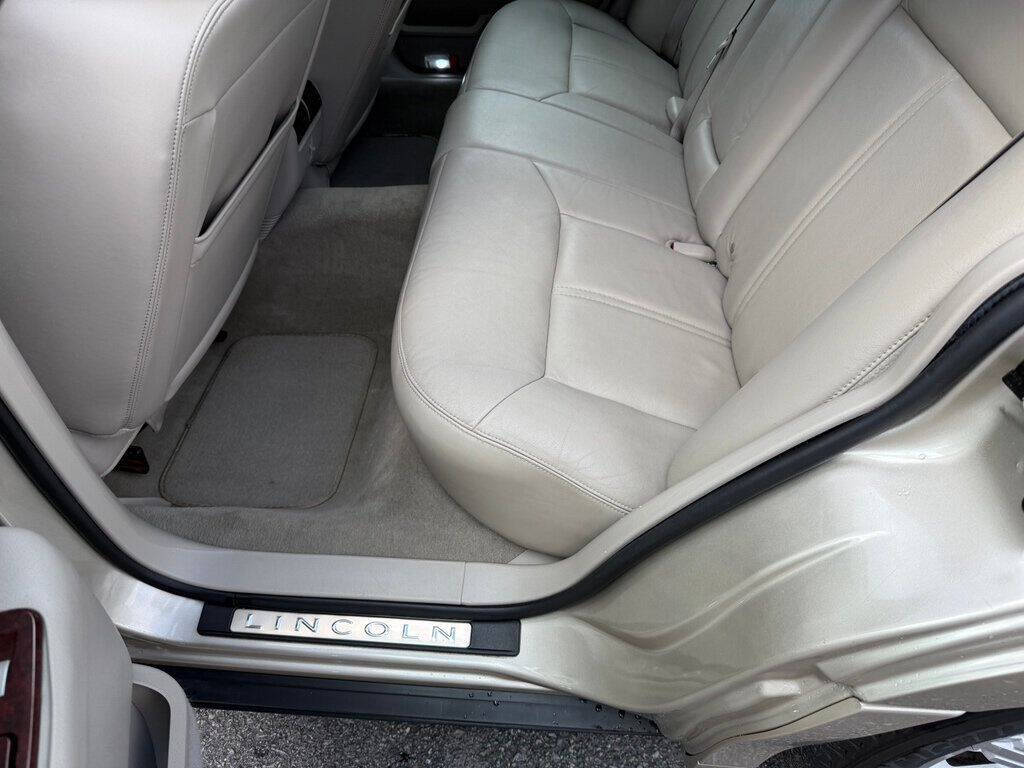 2010 Lincoln Town Car 34