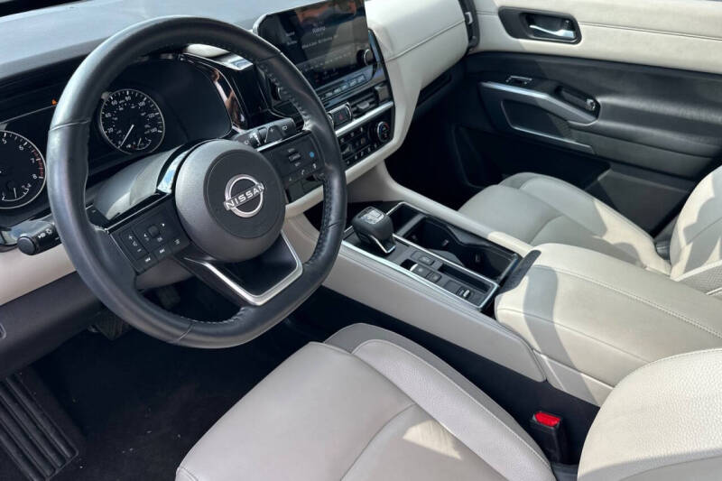 2022 Nissan Pathfinder SL