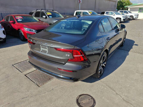 2024 Volvo S60 B5 Core Dark Theme