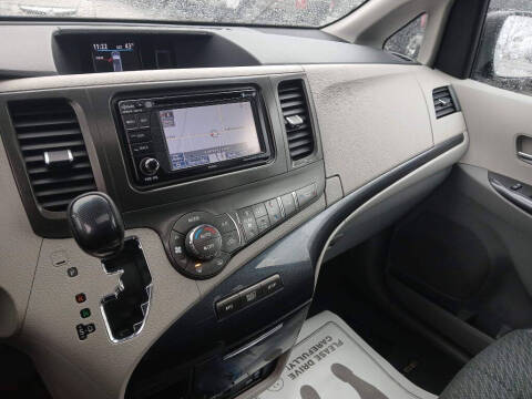 2014 Toyota Sienna SE 8-Passenger