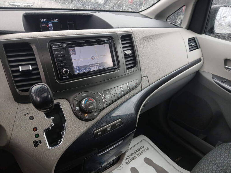 2014 Toyota Sienna SE 8-Passenger