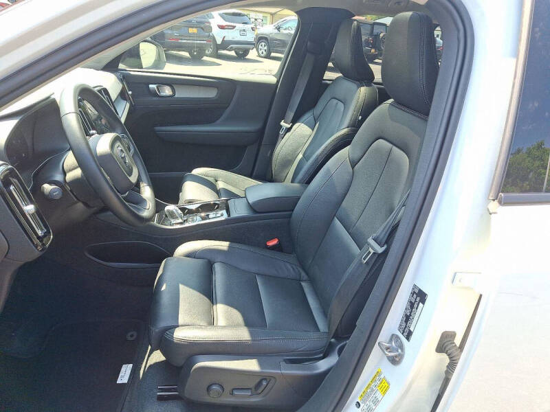 2024 Volvo XC40 B5 Plus Dark Theme