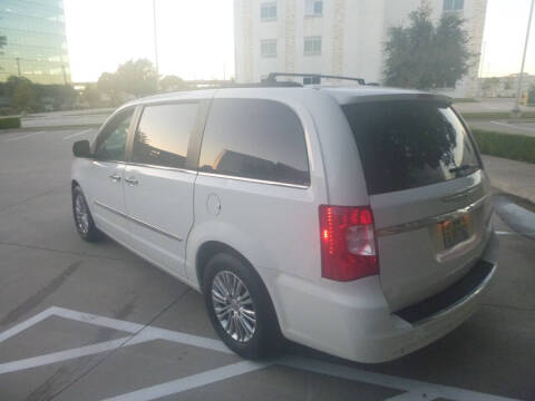 2013 Chrysler Town and Country Touring-L