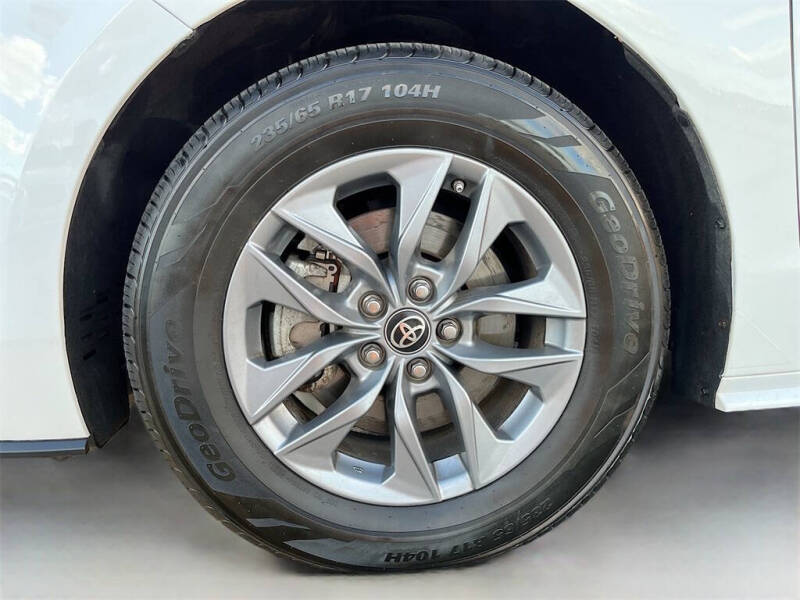 2022 Toyota Sienna LE 8-Passenger