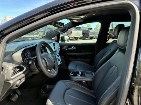 2027 Chrysler Pacifica Select
