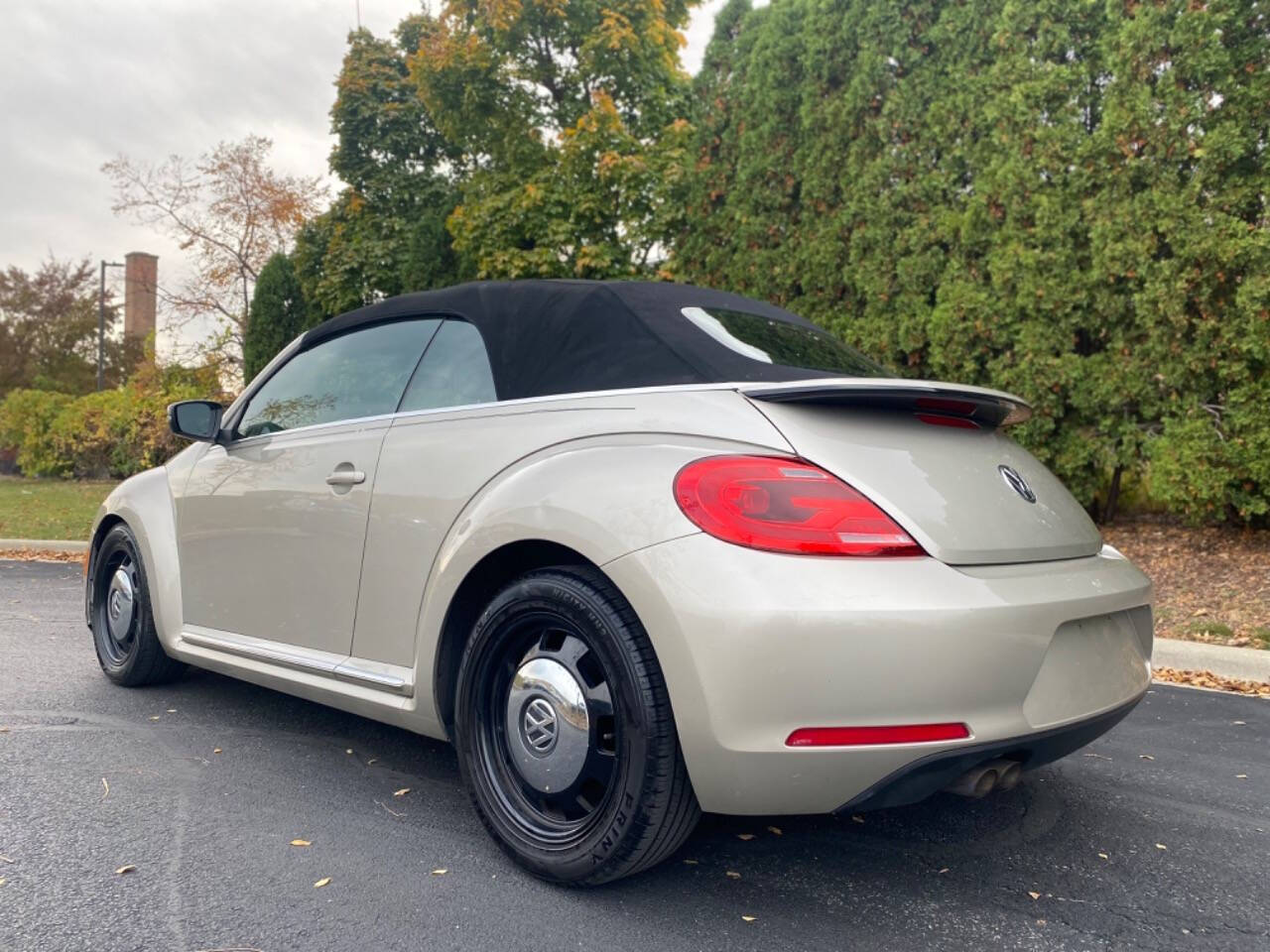 2013 Volkswagen Beetle Convertible for sale at Ideal Cars LLC in Skokie, IL