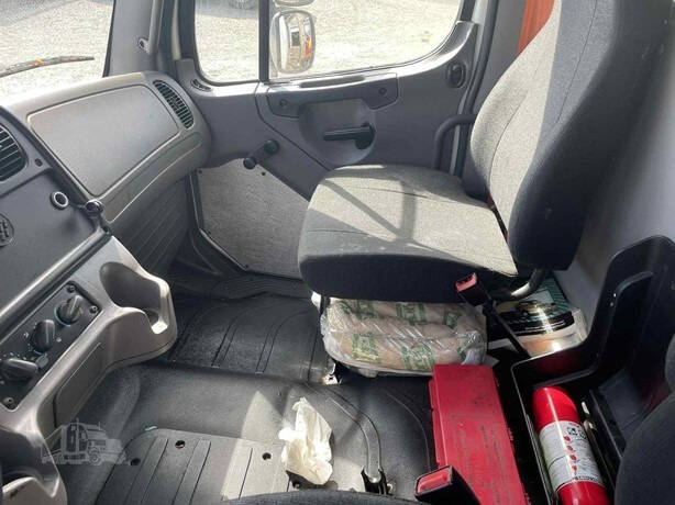 2018 Freightliner M2 106