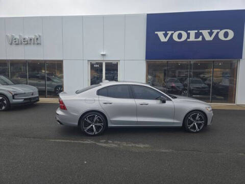 2024 Volvo S60 B5 Plus Dark Theme